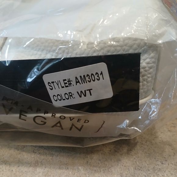 ⏳️ Elegant White Crossbody Bag with Gold Details - Picture 8 of 8